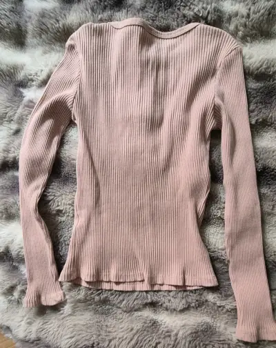Polera rosada con lazo decorativo - miniatura 2