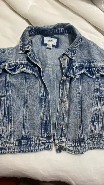 Chaqueta de mezclilla Forever 21 con volantes - miniatura 1