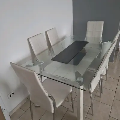 Mesa de Comedor de Vidrio con Sillas Blancas - miniatura 1