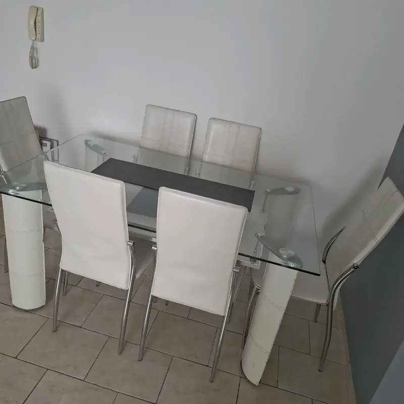 Mesa de Comedor de Vidrio con Sillas Blancas - 2