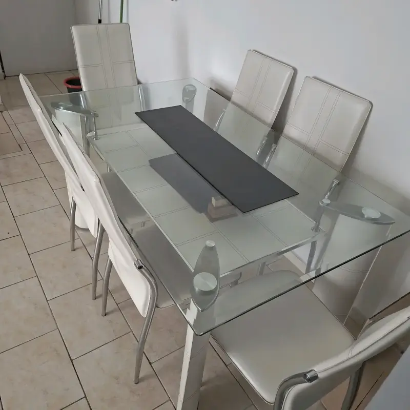 Mesa de Comedor de Vidrio con Sillas Blancas - 3