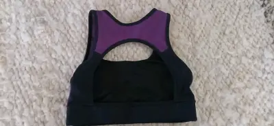 Top deportivo negro y morado Romance - miniatura 2