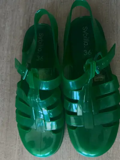 Zuecos de goma verde con plantilla amarilla - miniatura 1