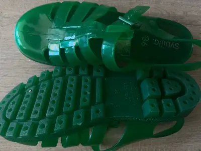 Zuecos de goma verde con plantilla amarilla - miniatura 2