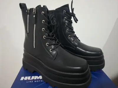 Botines negro con plataforma y cierre - miniatura 1