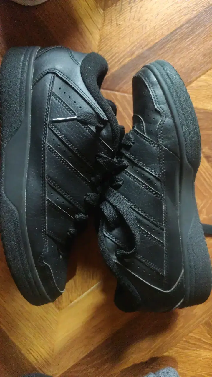 Zapatillas deportivas negras Adidas en buen estado - 2