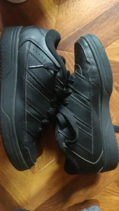 Zapatillas deportivas negras Adidas en buen estado - miniatura 2