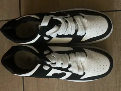 Zapatillas deportivas blancas y negras talla 37 - miniatura 1