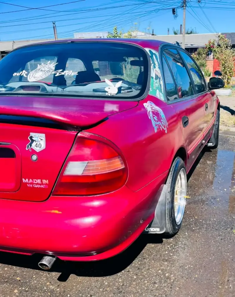 Auto Hyundai Accent rojo en buen estado - 2