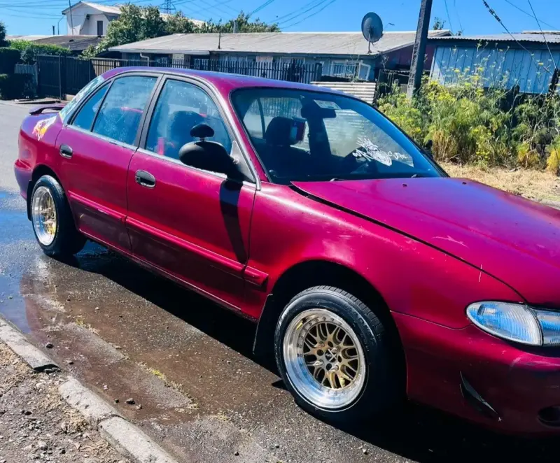 Auto Hyundai Accent rojo en buen estado - 5