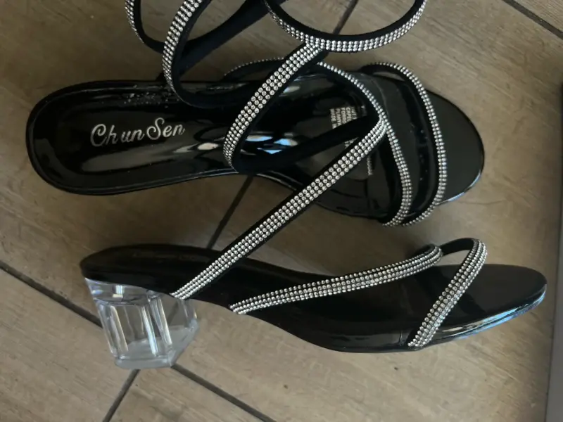 Sandalias de tacón transparente con brillantes Chun Sen