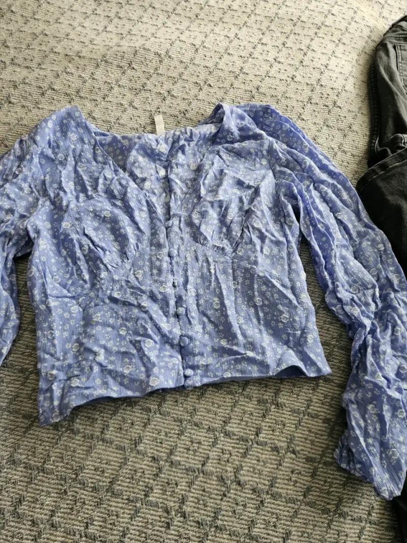 Blusa sin mangas a rayas azul con volantes - 4