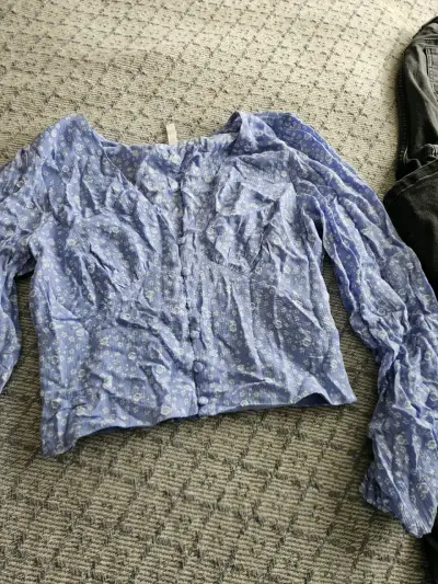 Blusa sin mangas a rayas azul con volantes - miniatura 4