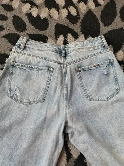 Jeans de mezclilla desgastados para mujer - miniatura 1