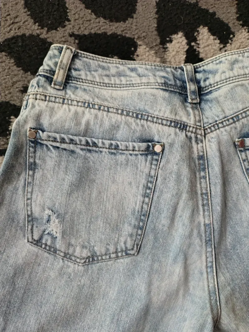 Jeans de mezclilla desgastados para mujer - 2