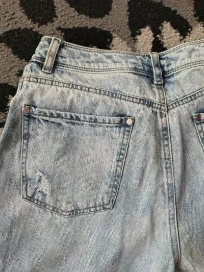 Jeans de mezclilla desgastados para mujer - miniatura 2