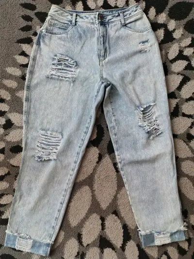 Jeans de mezclilla desgastados para mujer - miniatura 3