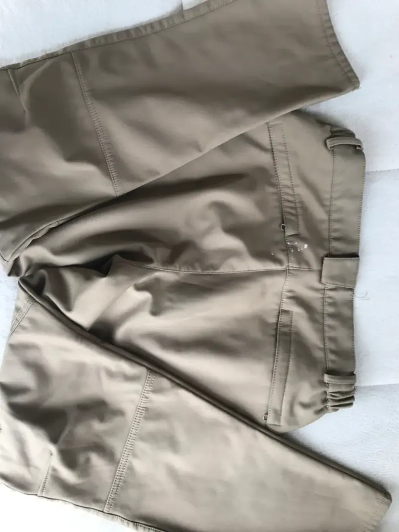 Pantalones beige para hombre con detalles - 2