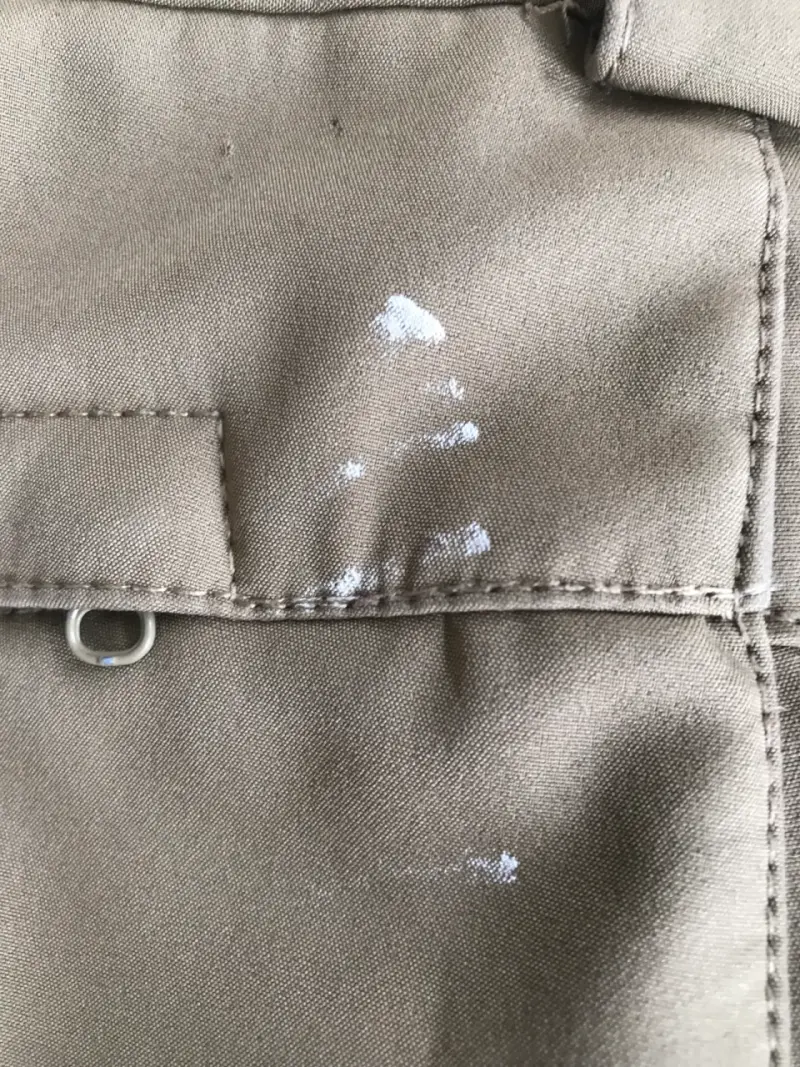 Pantalones beige para hombre con detalles - 3