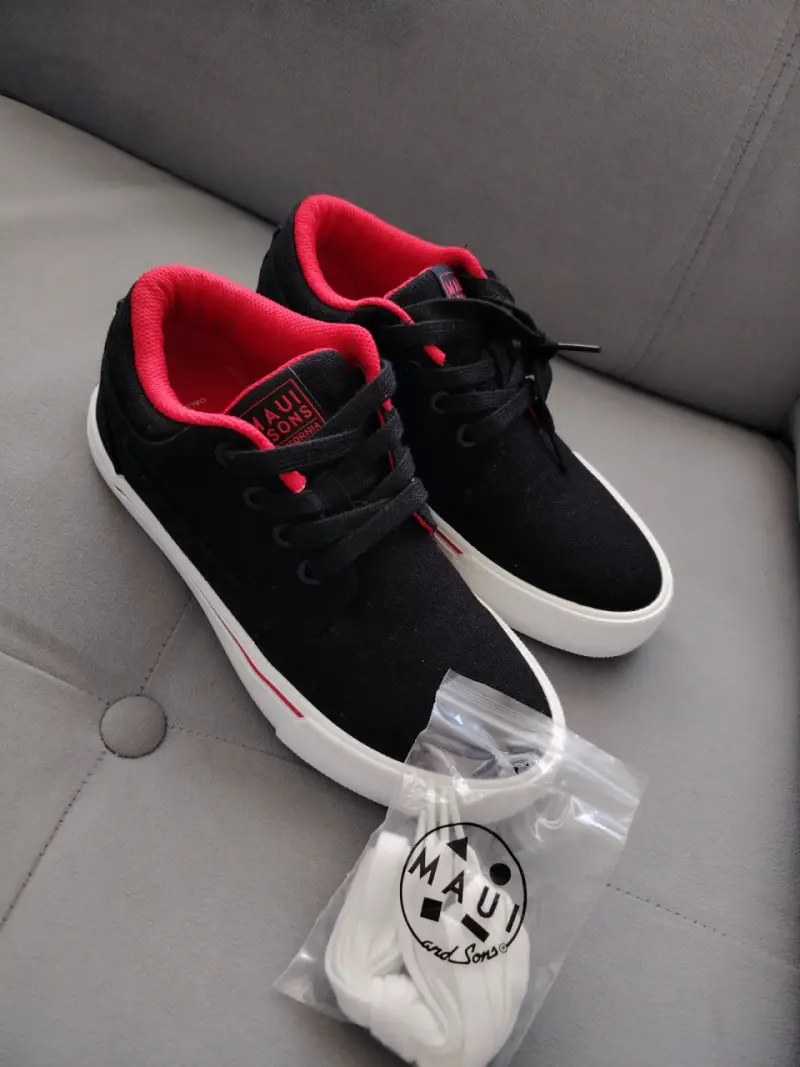 Zapatillas negras Maui and Sons con interior rojo