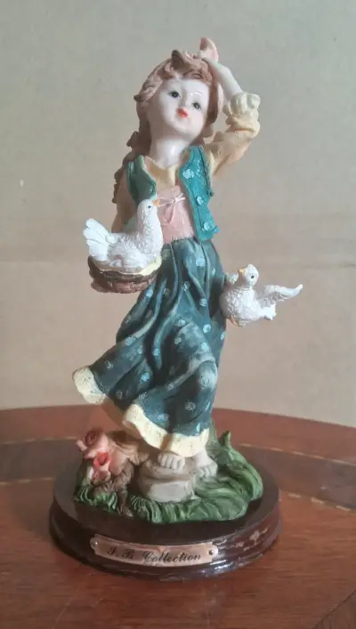 Figura decorativa de niña con palomas - miniatura 1