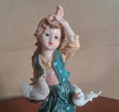 Figura decorativa de niña con palomas - miniatura 2