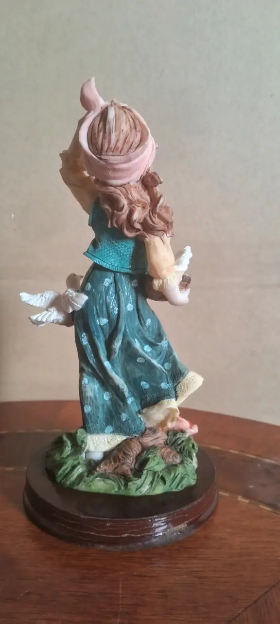 Figura decorativa de niña con palomas - 3