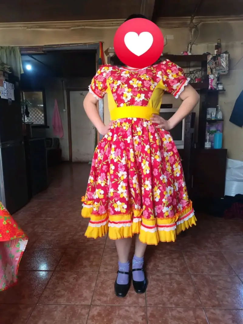 Vestido de huasa chilena con capa roja - 2