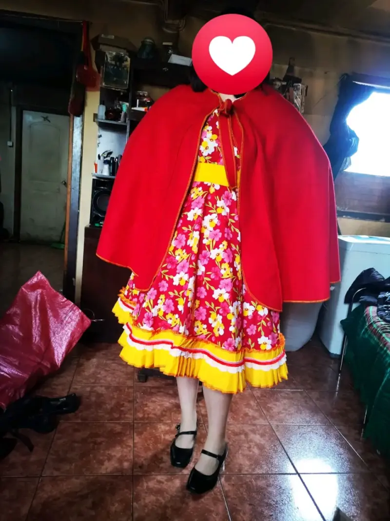 Vestido de huasa chilena con capa roja - 1