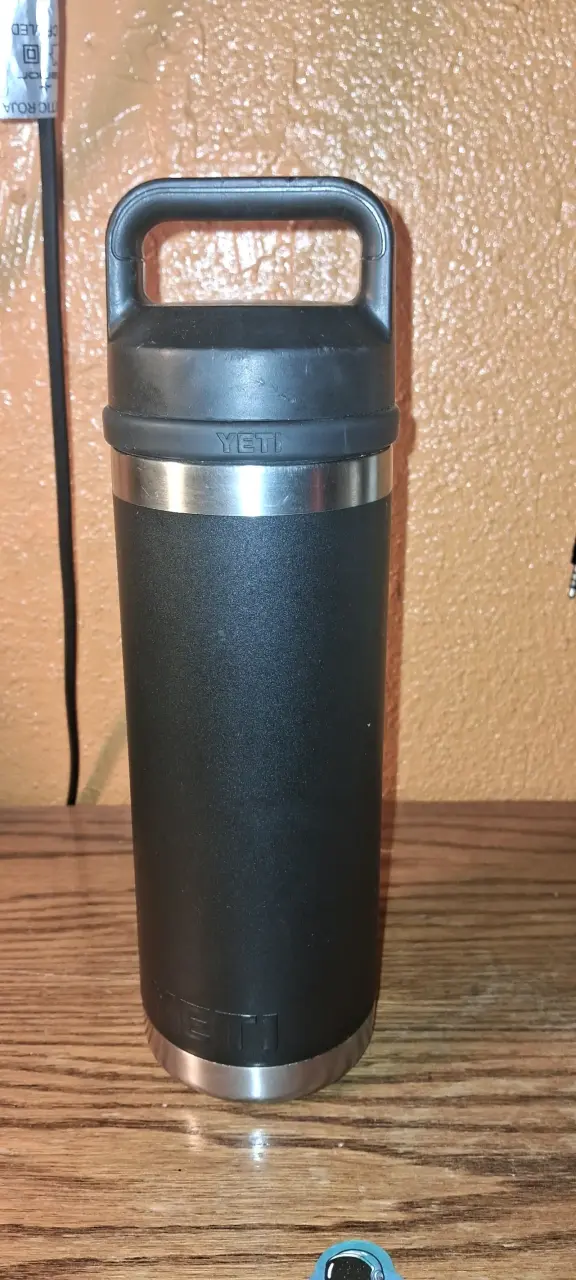 Botella térmica negra Yeti con tapa - 1