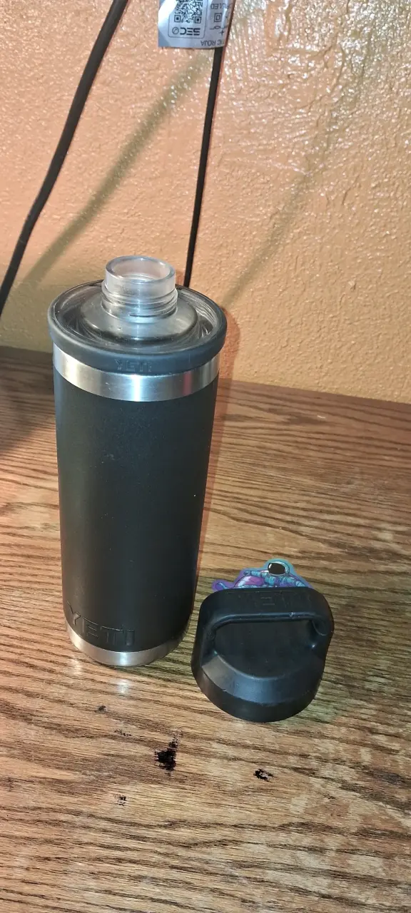 Botella térmica negra Yeti con tapa - 2