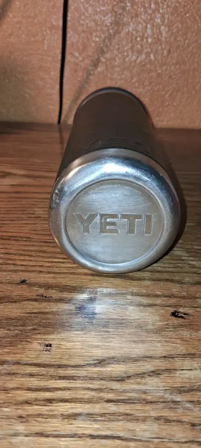 Botella térmica negra Yeti con tapa - miniatura 3