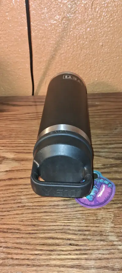 Botella térmica negra Yeti con tapa - miniatura 4