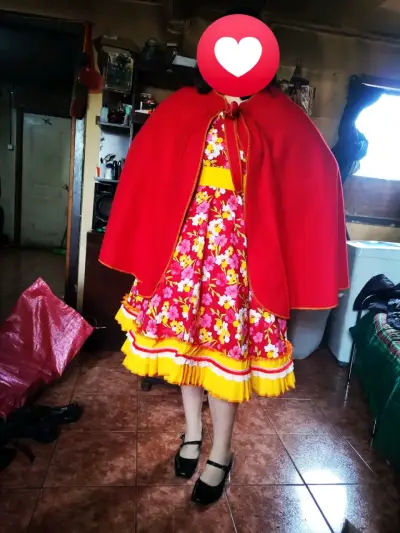 Vestido de huasa chilena con capa roja - miniatura 1