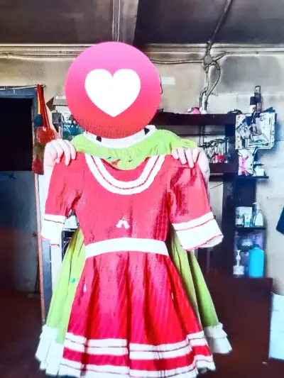 Vestido de huasa chilena con capa roja - miniatura 4