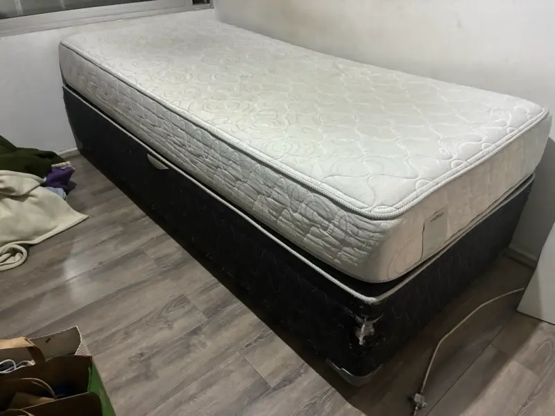 Cama de 1.5 plaza con colchón y base - 1