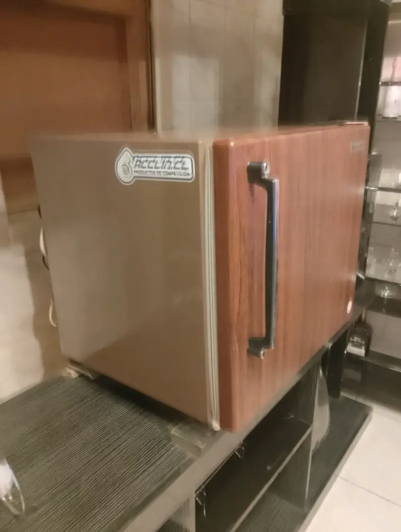 Mini refrigerador Sanyo con diseño retro - 1