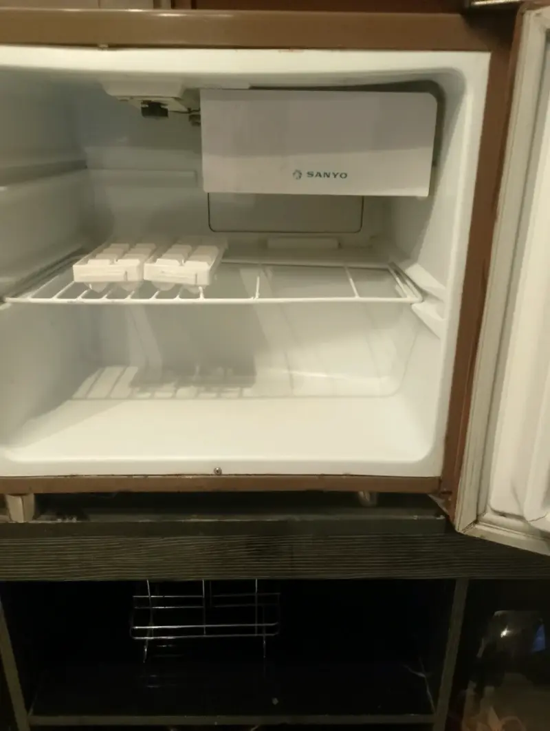 Mini refrigerador Sanyo con diseño retro - 2