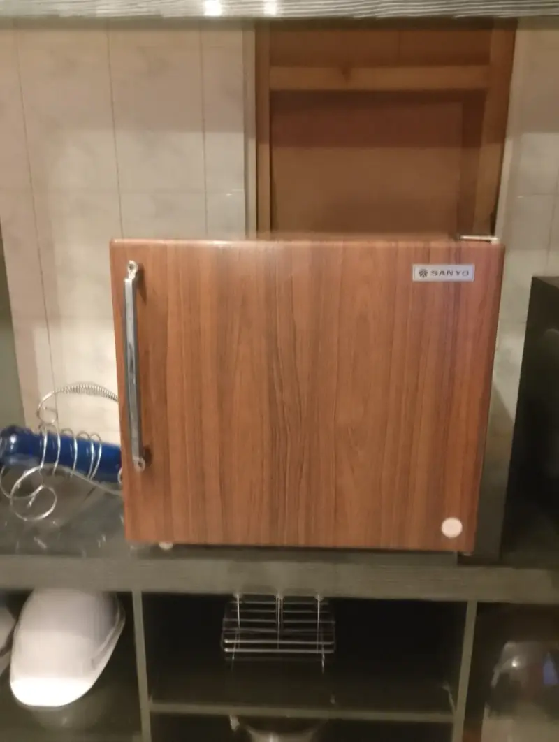 Mini refrigerador Sanyo con diseño retro - 3