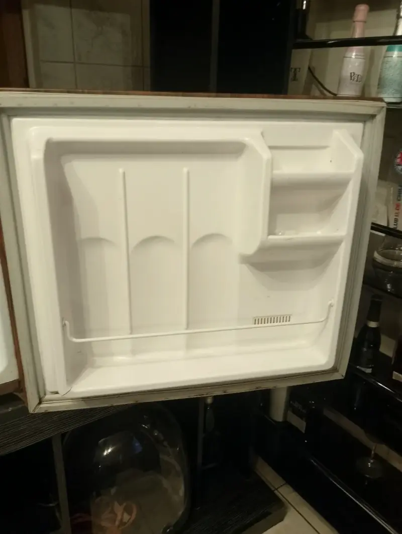 Mini refrigerador Sanyo con diseño retro - 4