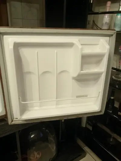 Mini refrigerador Sanyo con diseño retro - miniatura 4