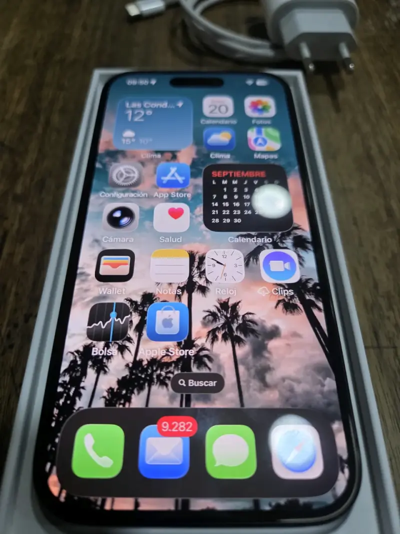 iPhone 15 impecable con caja y cargador - 1