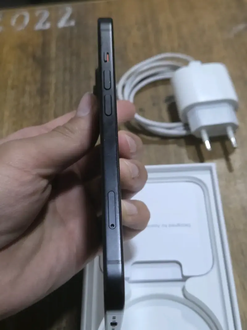 iPhone 15 impecable con caja y cargador - 3
