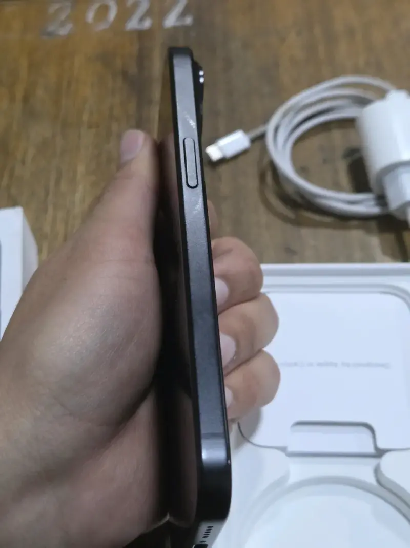 iPhone 15 impecable con caja y cargador - 4