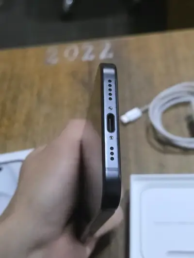iPhone 15 impecable con caja y cargador - miniatura 5