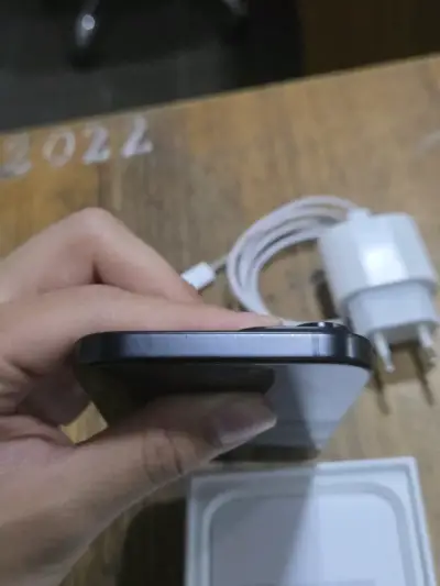 iPhone 15 impecable con caja y cargador - miniatura 6