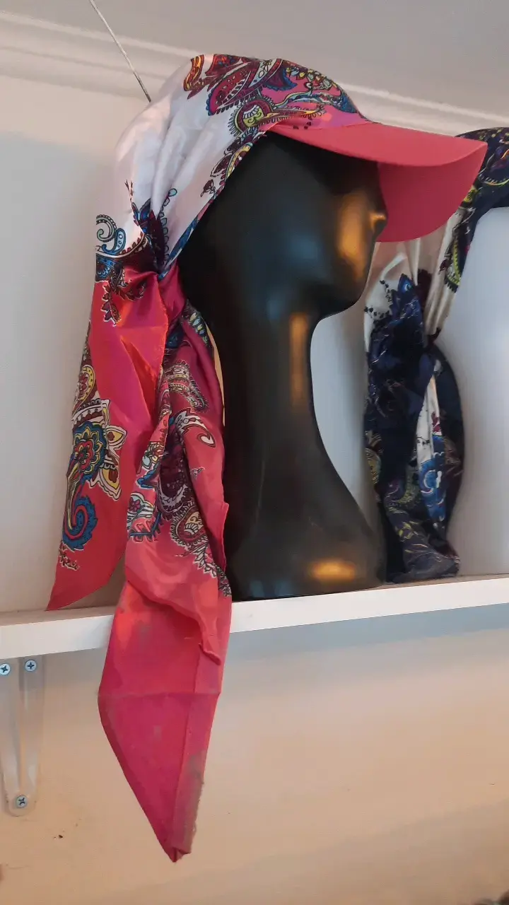 Visera con pañuelo estampado colorido - 1