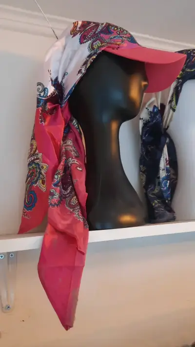 Visera con pañuelo estampado colorido - miniatura 1