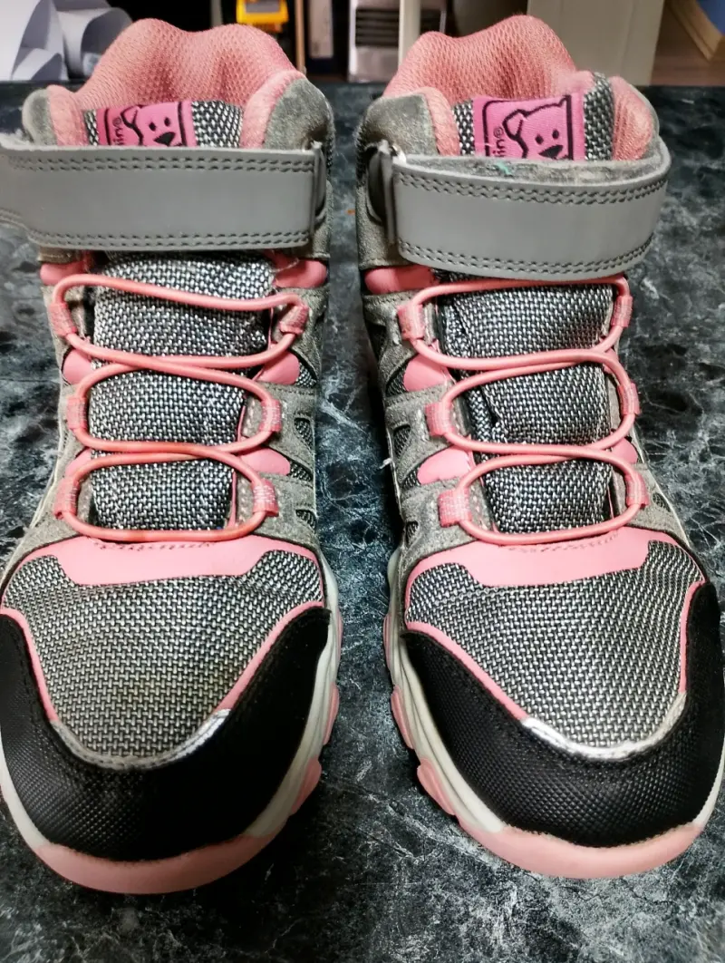 Zapatillas deportivas infantiles grises y rosadas - 1