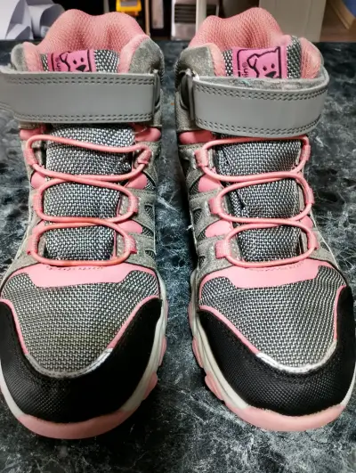 Zapatillas deportivas infantiles grises y rosadas - miniatura 1